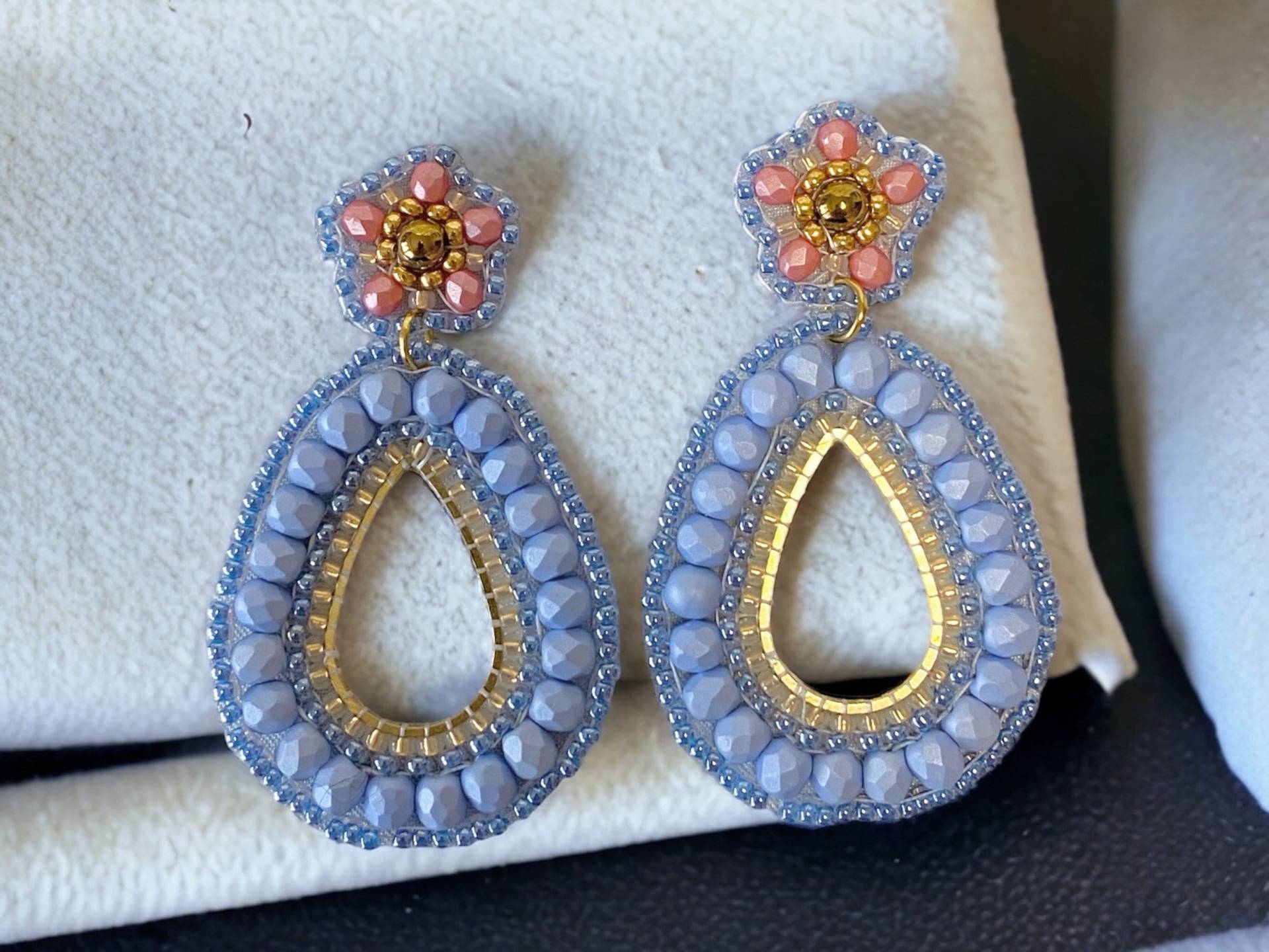 Perlenohrringe Handgestickt, Mittelgroß, Babyblau Und Corall, Perlen Im Keramiklook Miyuki, Ohrstecker Edelstahl, Geschenkidee von DieknuepfereiAT