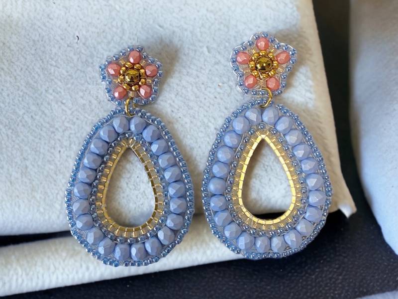 Perlenohrringe Handgestickt, Mittelgroß, Babyblau Und Corall, Perlen Im Keramiklook Miyuki, Ohrstecker Edelstahl, Geschenkidee von DieknuepfereiAT