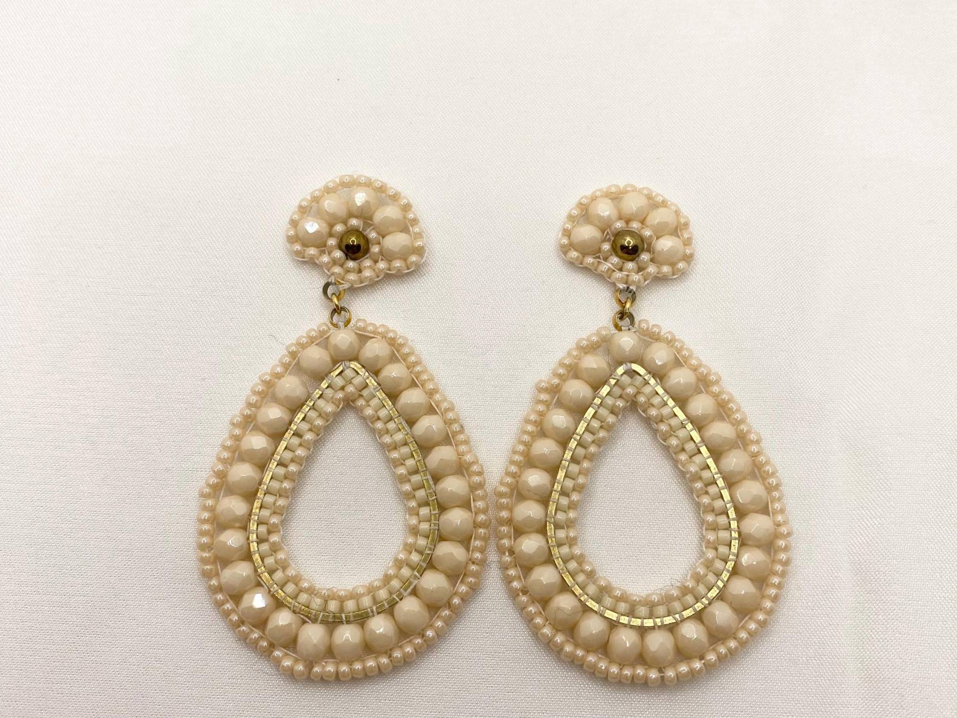 Perlenohrringe Mittelgroß, Handgestick, Perlen Im Keramiklook in Creme-Gold Ohrstecker Edelstahl, Wunschfarbe Möglich Geschenkidee von DieknuepfereiAT