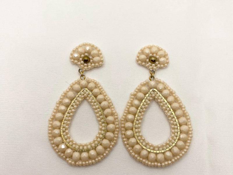 Perlenohrringe Mittelgroß, Handgestick, Perlen Im Keramiklook in Creme-Gold Ohrstecker Edelstahl, Wunschfarbe Möglich Geschenkidee von DieknuepfereiAT