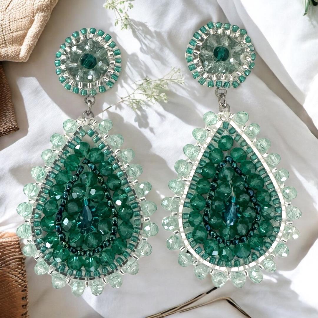 Perlenohrringe Mittelgroß, Handgestickt, Smaragdgrüne Und Türkise Kristall - Miyukiperlen, Ohrstecker Edelstahl. Geschenkidee von DieknuepfereiAT