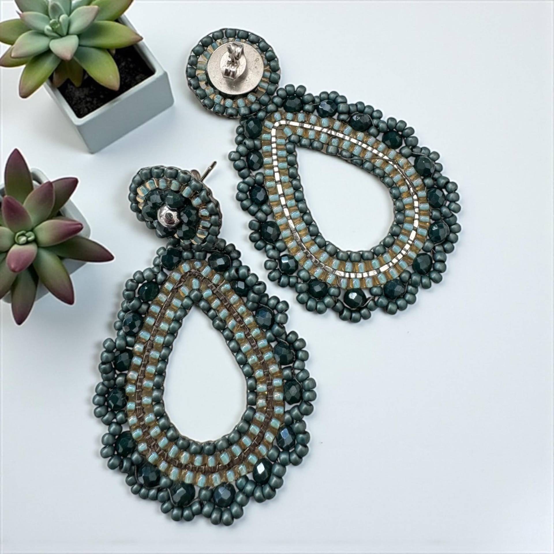 Tiefgrüne Kristallohrringe Mit Einem Hauch Bkaugrau Auf Edelstahlstecker, Ein Handgefertigtes Unikat - Geschenkidee von DieknuepfereiAT