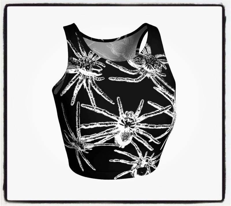 Spiderella Crop Top ~ Tank Tops Halloween Spinnen Athletik Witchy Arachnophobie Mode Festivalwear Goth Workout von DifferentCity
