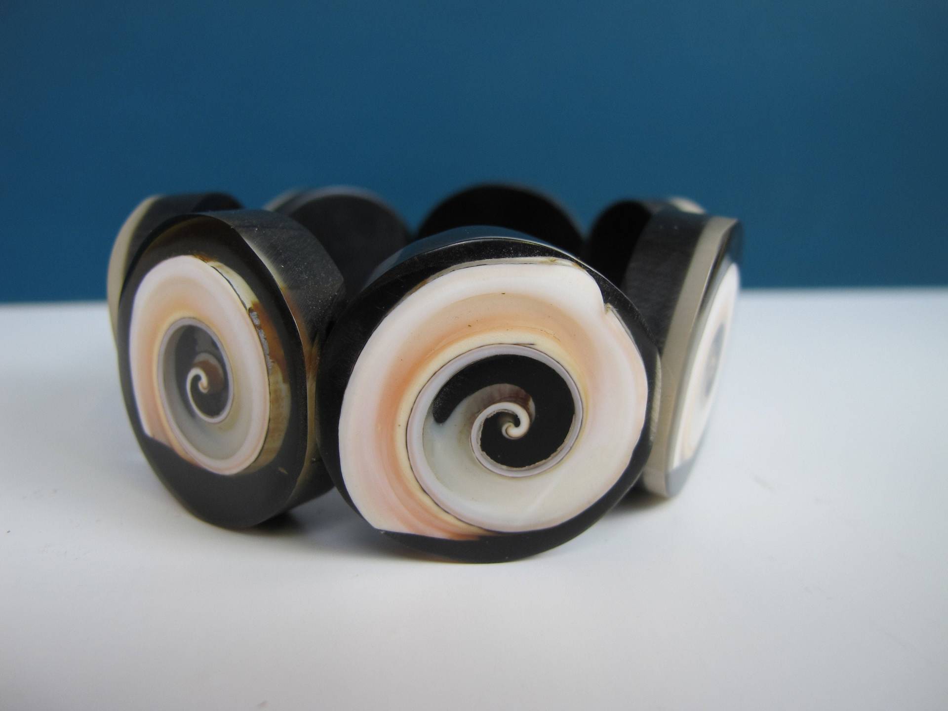 Vintage Dickes Stretch Armband Mit Gummizug. Scheiben Aus Harz Oder Kunststoff Weißen Und Korallenfarbenen Wirbelmustern. Boho Ethno Look Vintage Dickes Stretch Armband Mit Gummizug. Scheiben Aus Harz Oder Kunststoff Weißen Und Korallenfarbenen Wirbelmustern. Boho Ethno Look von DigVintageStuff