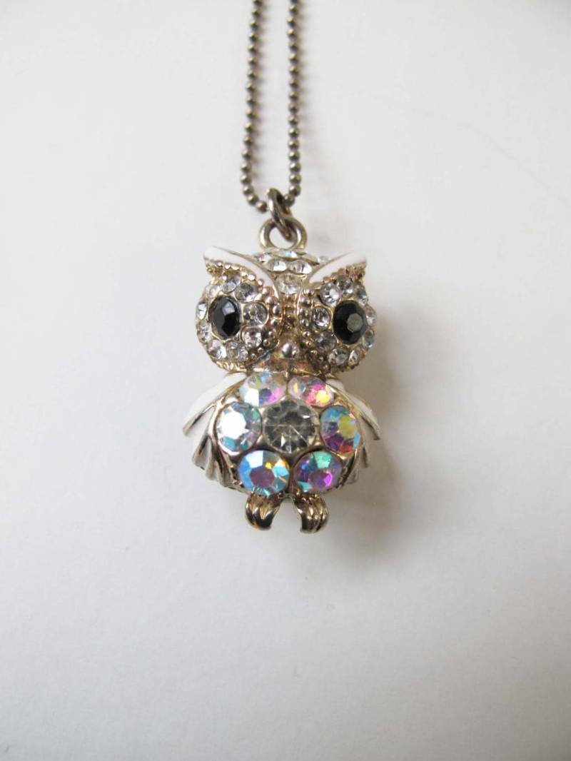 Vintage Eulen Halskette. Mit Weiß Emaillierten Flügeln Und Schwarzen Glasaugen. Sehr Hübsch von DigVintageStuff