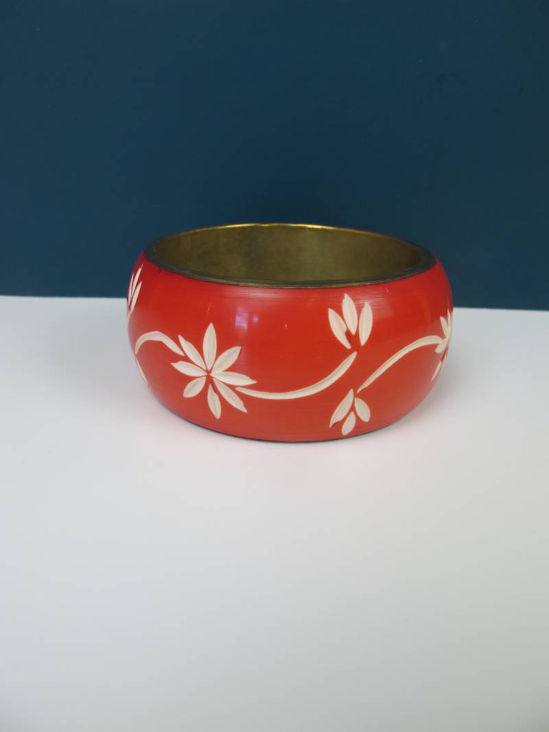 Vintage Koralle Armreif Aus Kunststoff Und Messing. Dickes Korallen Armband Mit Weißem Blumenmuster. Messing-Sockel, Boho Ethno-Look, Made in India von DigVintageStuff