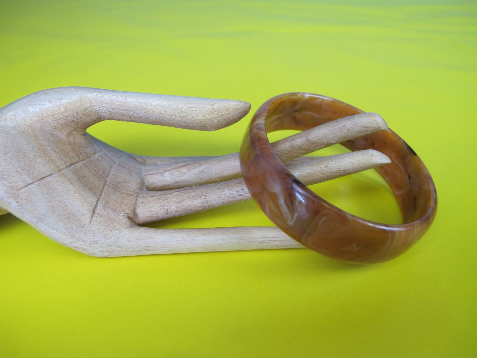 Vintage Trüber Bernsteinfarbener Kunststoff Armreif. Chunky Armreif Orange Und Weiß Braun Wirbelt. Breites Armband Im Retro Look von DigVintageStuff