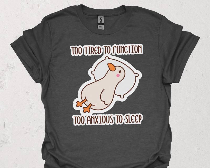 Lustiges Gänse T-Shirt | Too Tired To Function Anxious Sleep Meme Humor Shirt Witziges Geschenk Für Übermüdete & Überdenker von DigitalArtPrints3000