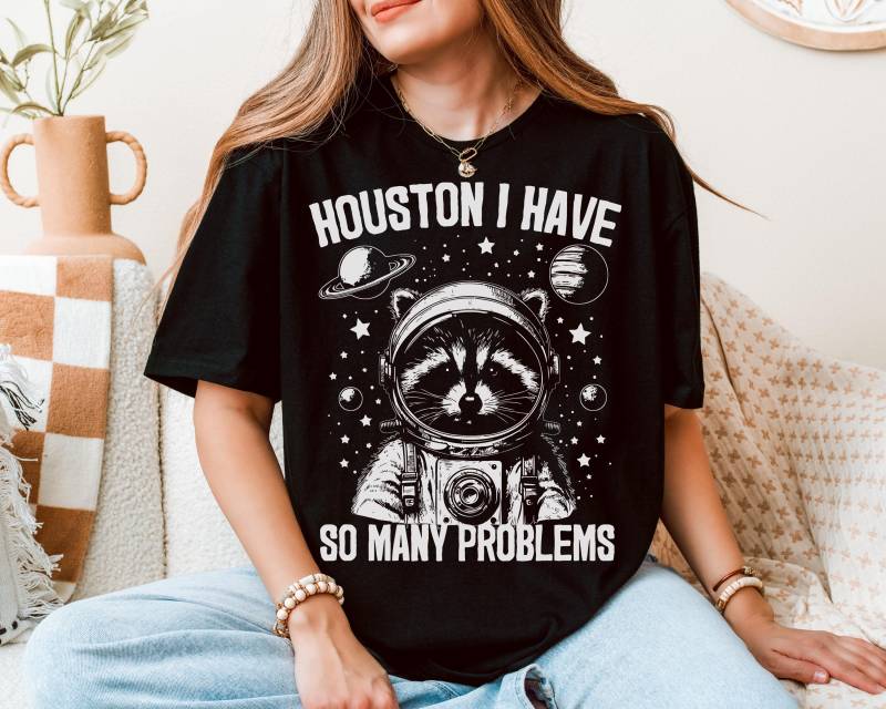 Lustiges Houston Waschbär Meme T-Shirt | I Have So Many Problems Trash Panda Design Shirt Witziges Astronaut Space Humor Geschenk Freunde von DigitalArtPrints3000