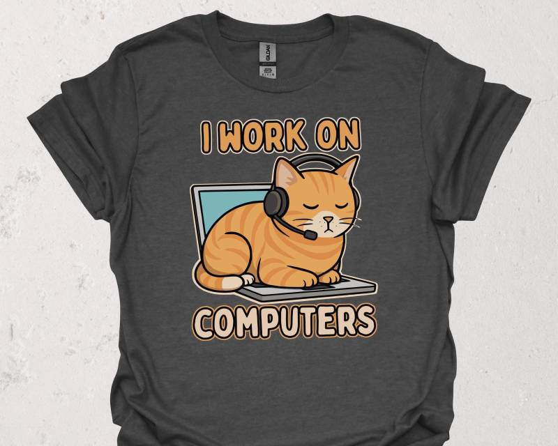 Lustiges Katzen Nerd T-Shirt | I Work On Computers Homeoffice Shirt Geschenk Für It-Mitarbeiter, Programmierer Und Katzenliebhaber von DigitalArtPrints3000