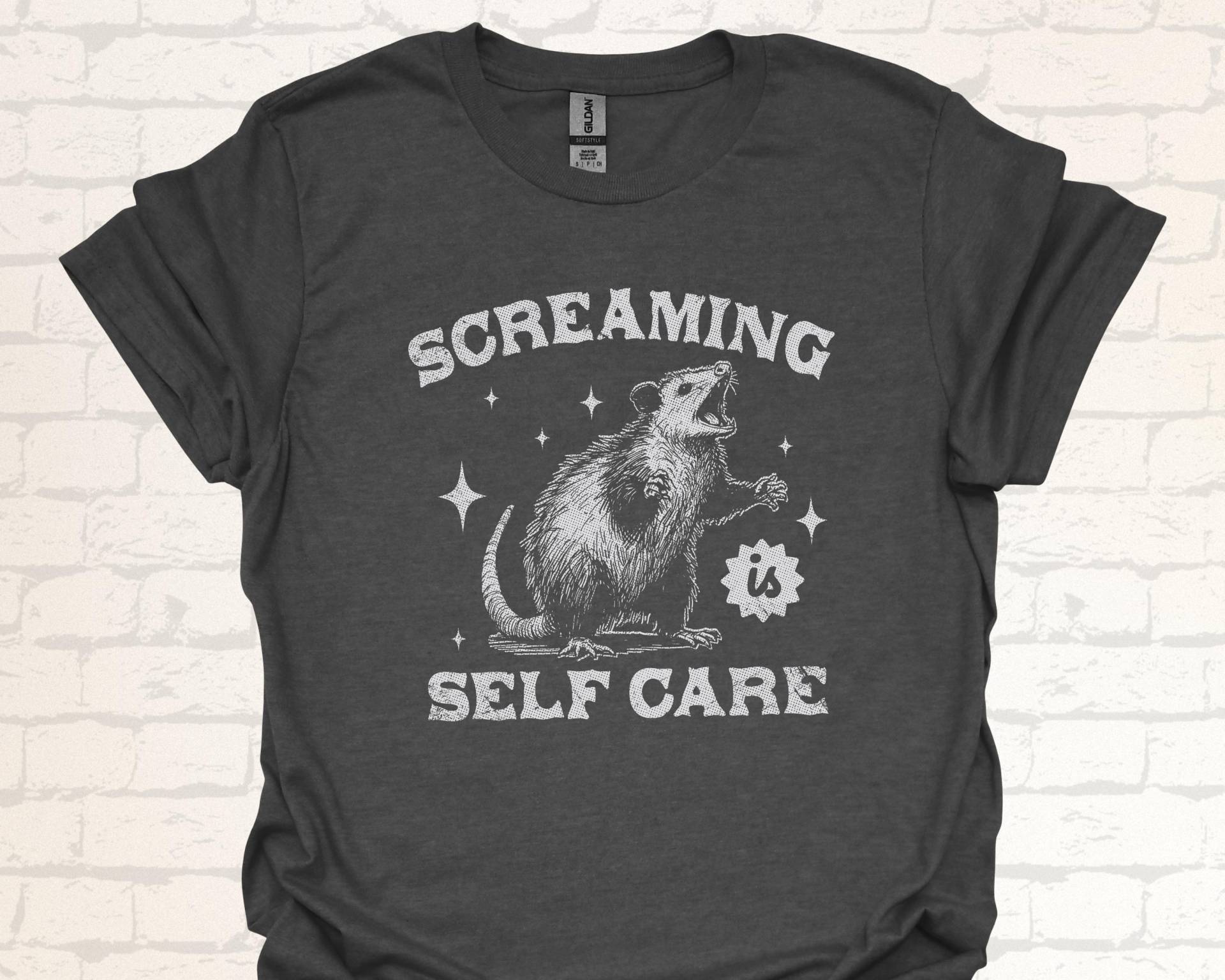 Lustiges Opossum T-Shirt | Screaming Is Self Care Shirt Retro Possum Design Witziges Geschenk Für Stressgeplagte Selbstfürsorge Outfit von DigitalArtPrints3000