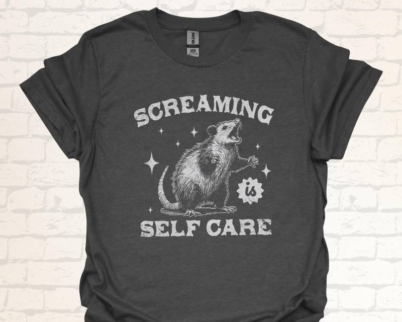 Lustiges Opossum T-Shirt | Screaming Is Self Care Shirt Retro Possum Design Witziges Geschenk Für Stressgeplagte Selbstfürsorge Outfit von DigitalArtPrints3000