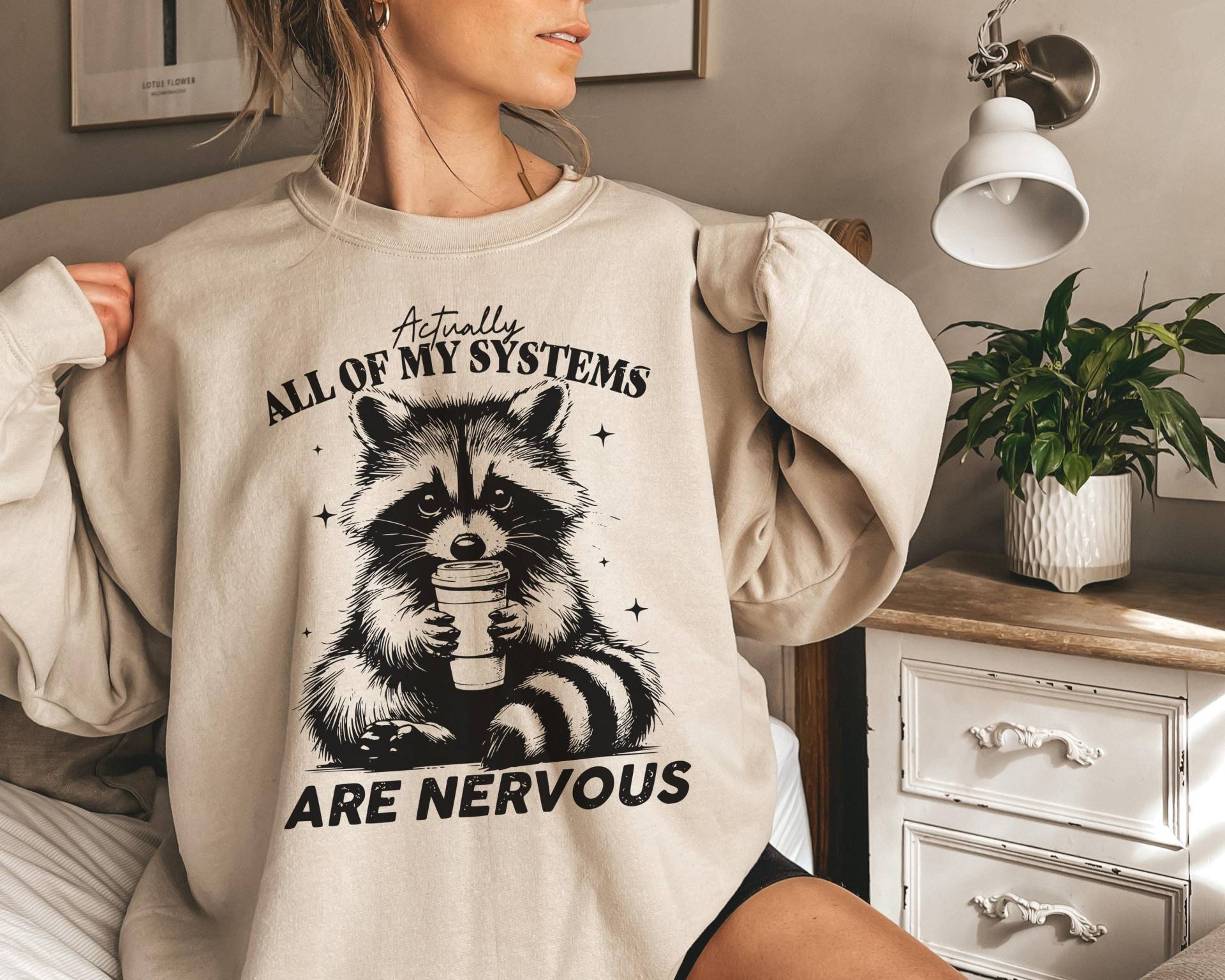 Lustiges Waschbär Sweatshirt | All Of My Systems Are Nervous Trash Panda Kaffee Design Pullover Witziges Geschenk Für Introvertierte Lustiges Waschbär Sweatshirt | All Of My Systems Are Nervous Trash Panda Kaffee Design Pullover Witziges Geschenk Für Introvertierte von DigitalArtPrints3000