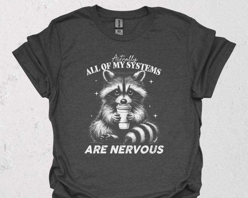 Lustiges Waschbär T-Shirt | All My Systems Are Nervous Witziges Trash Panda Design Shirt Für Kaffee Fans Geschenk Introvertierte von DigitalArtPrints3000