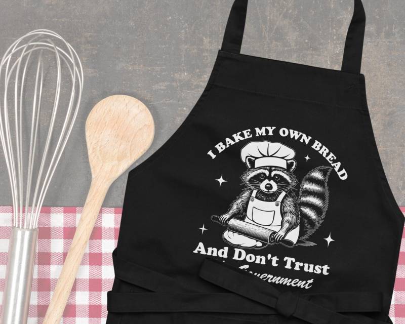 Waschbär Schürze Aus Bio-Baumwolle | I Bake My Own Bread & Don't Trust The Government Lustiges Geschenk Für Bäcker & Selbstversorger Waschbär Schürze Aus Bio-Baumwolle | I Bake My Own Bread & Don't Trust The Government Lustiges Geschenk Für Bäcker & Selbstversorger von DigitalArtPrints3000