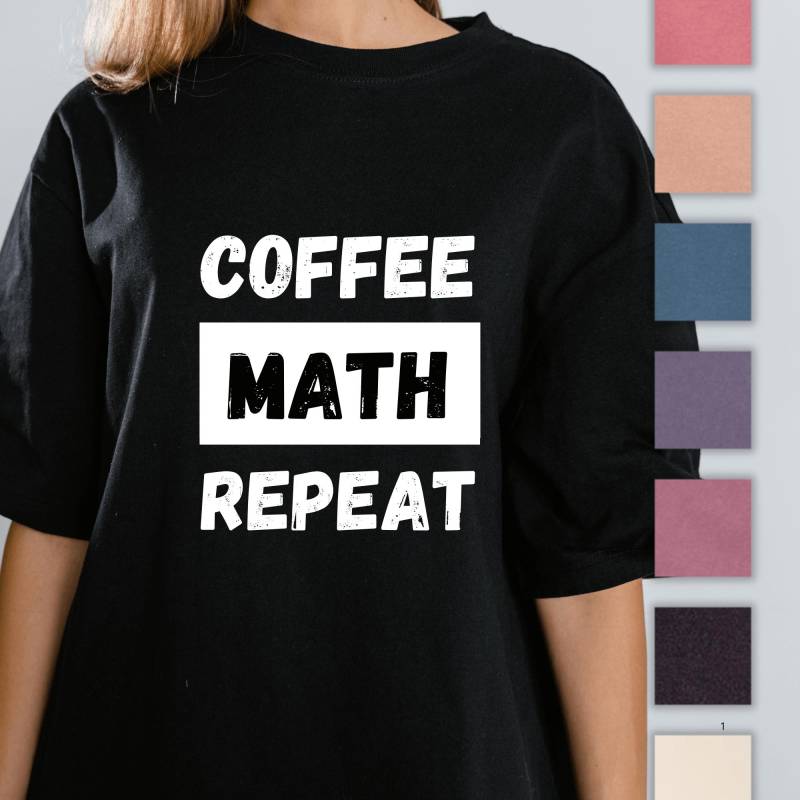 Mathelehrer-Komfortfarben-T-Shirt Kaffee-Mathe-Wiederholung, Schulanfanggeschenk Mathelehrer-Komfortfarben-T-Shirt Kaffee-Mathe-Wiederholung, Schulanfanggeschenk von DigitalPrintLike