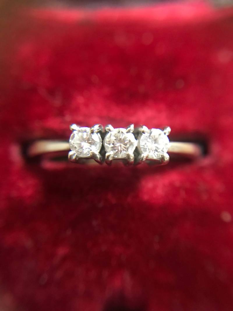 Reduziert 3 Stein .25 Ct Diamant-Ring - 18K Weißgold von DihcroJewels