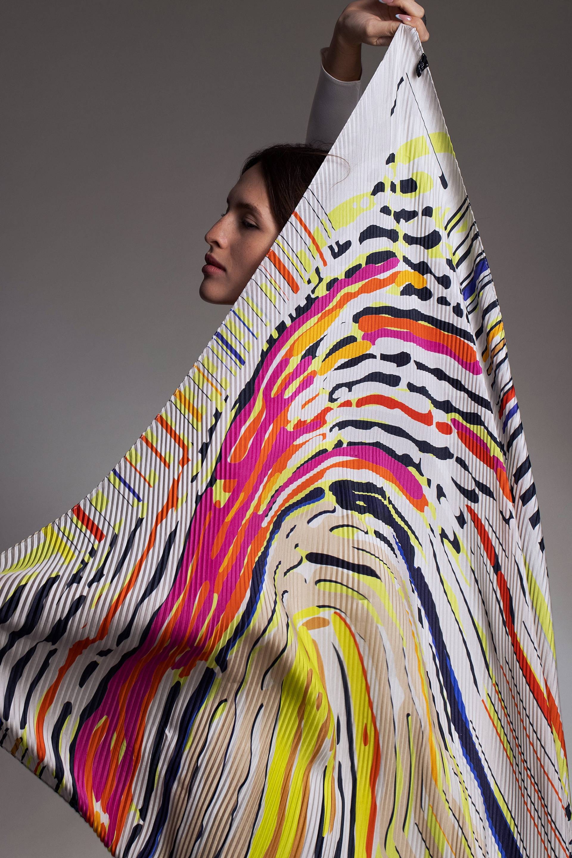 Bedruckter Plissé-Seidenschal in Lebendigen Farben, Luxuriöser Mehrfarbiger Designerschal Von Dikla Levsky, Made Italy Bedruckter Plissé-Seidenschal in Lebendigen Farben, Luxuriöser Mehrfarbiger Designerschal Von Dikla Levsky, Made Italy von DiklaLevskyDesign
