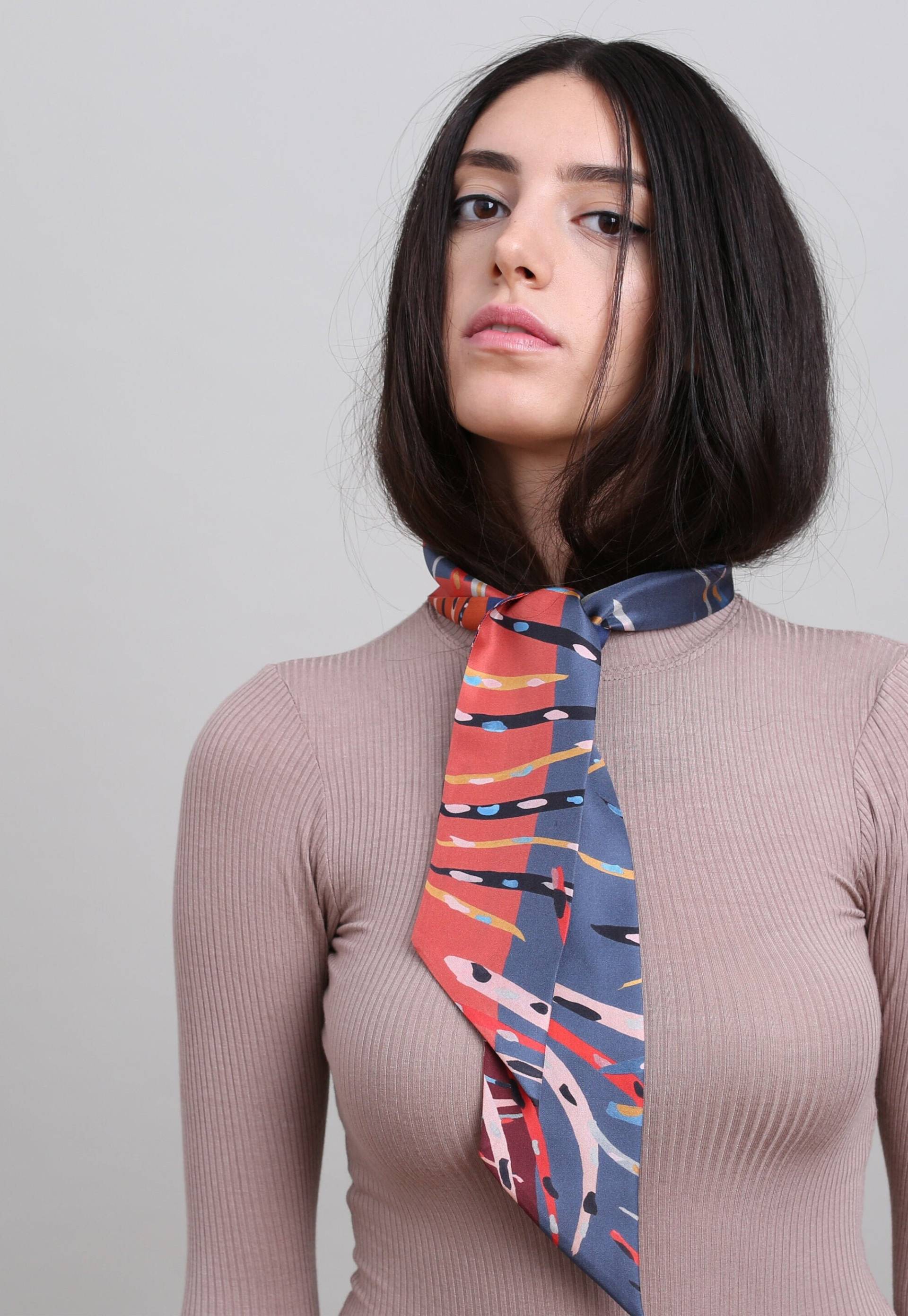 Bedruckter Schmaler Seiden-Twill-Schal, Doppelseitiger Dünner Designer-Schal Mit Diagonalen Kanten, Geschenk Für Sie, Rot, Denim-Blau, Schwarz Bedruckter Schmaler Seiden-Twill-Schal, Doppelseitiger Dünner Designer-Schal Mit Diagonalen Kanten, Geschenk Für Sie, Rot, Denim-Blau, Schwarz von DiklaLevskyDesign