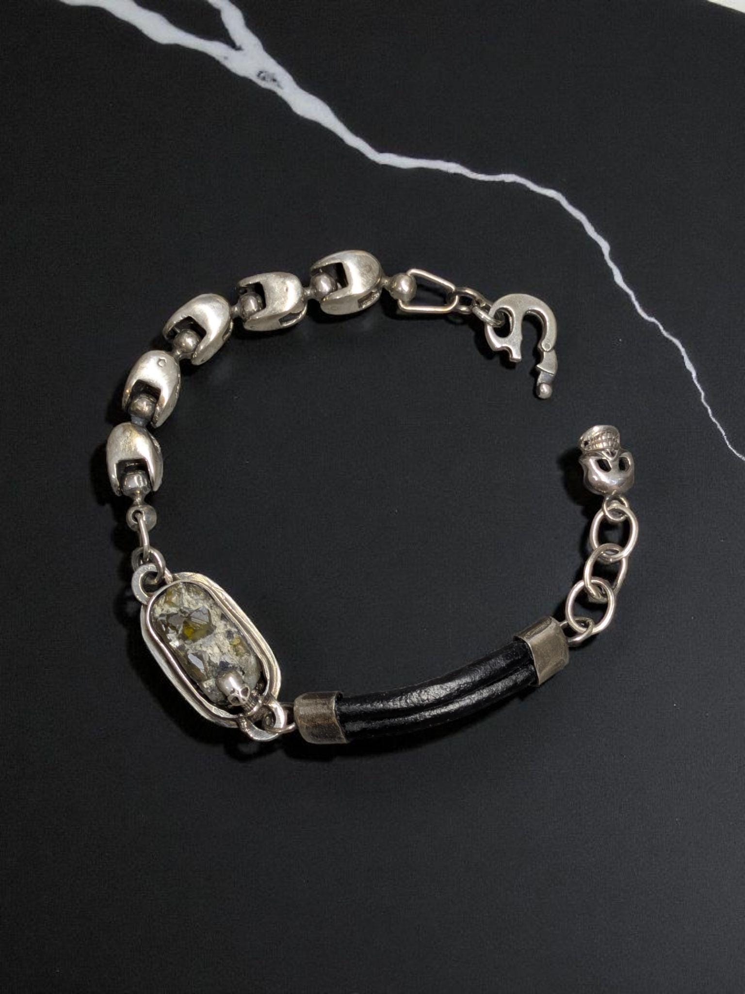 Brutalist Schädel-Armband - Herren Sterling Silber Und Leder Armband Mit Zoisit Druzy Schädel-Details Einzigartiges Handgemachtes Statement-Stück von Dilbero