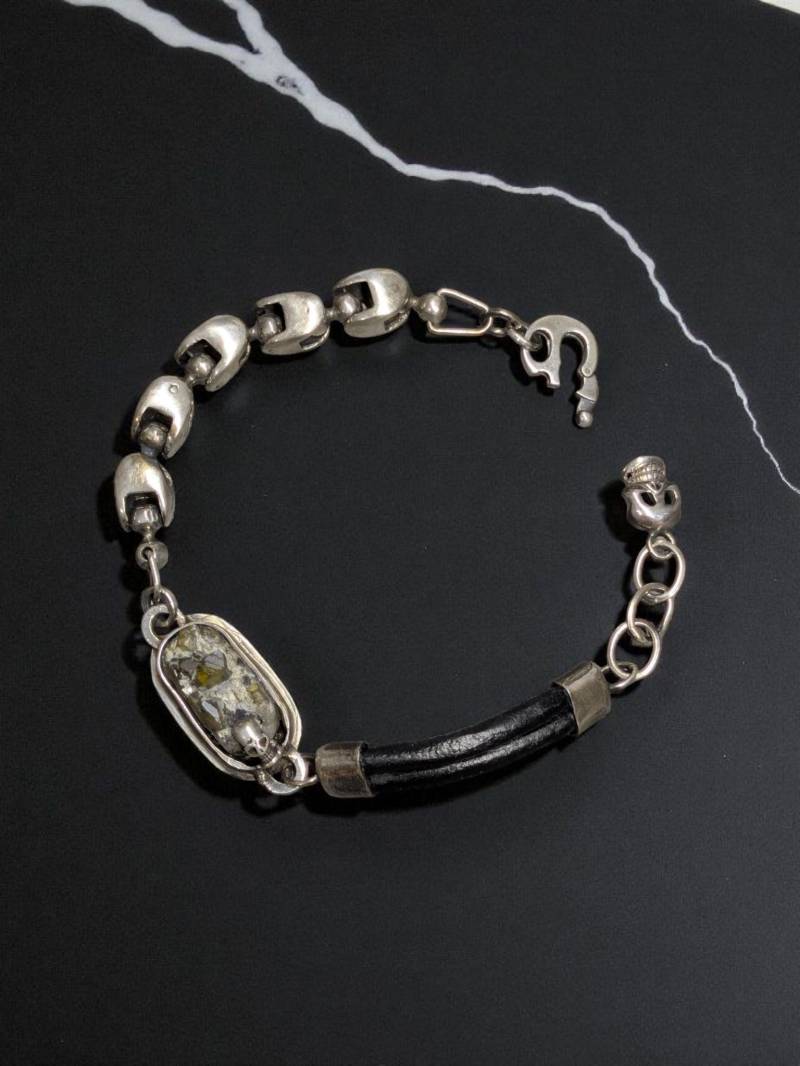 Brutalist Schädel-Armband - Herren Sterling Silber Und Leder Armband Mit Zoisit Druzy Schädel-Details Einzigartiges Handgemachtes Statement-Stück von Dilbero