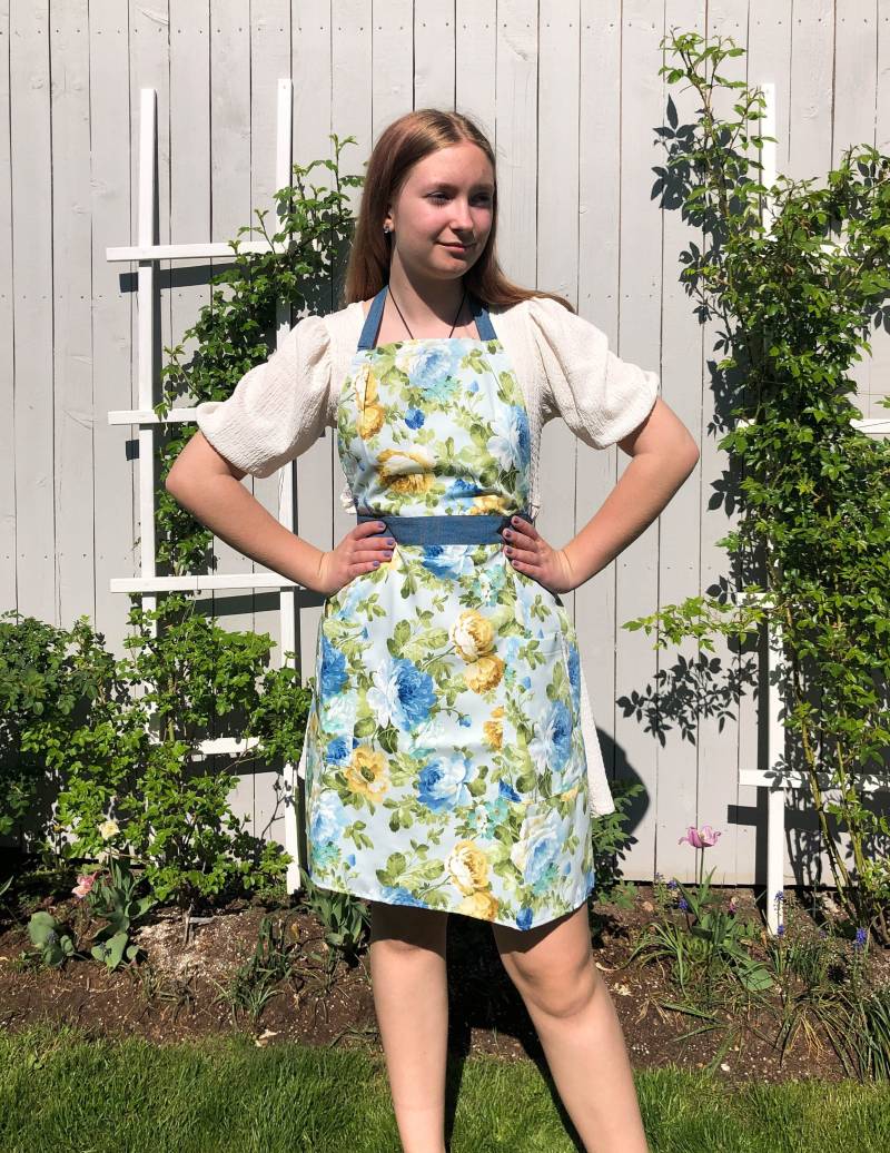 Blaue Rosen Bauernhaus Schürze Für Frauen, Retro Style Frauenschürze Mit Taschen. Handgemachte Küchenschürze. Geschenk Mama. Muttertagsgeschenk von Dillhandmade