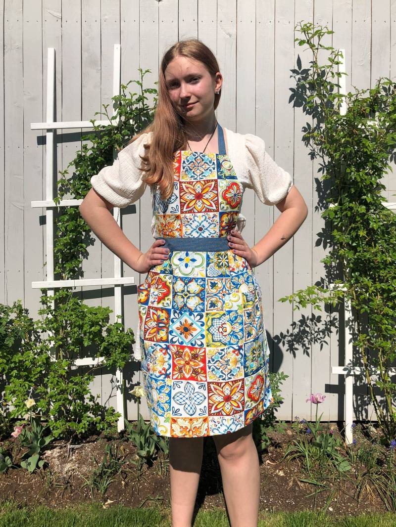Bunte Landhaus Schürze Für Frauen, Fliesen Print Retro Stil Frauen Mit Taschen. Handgemachte Küchenschürze. Geschenk Mama. Muttertagsgeschenk von Dillhandmade