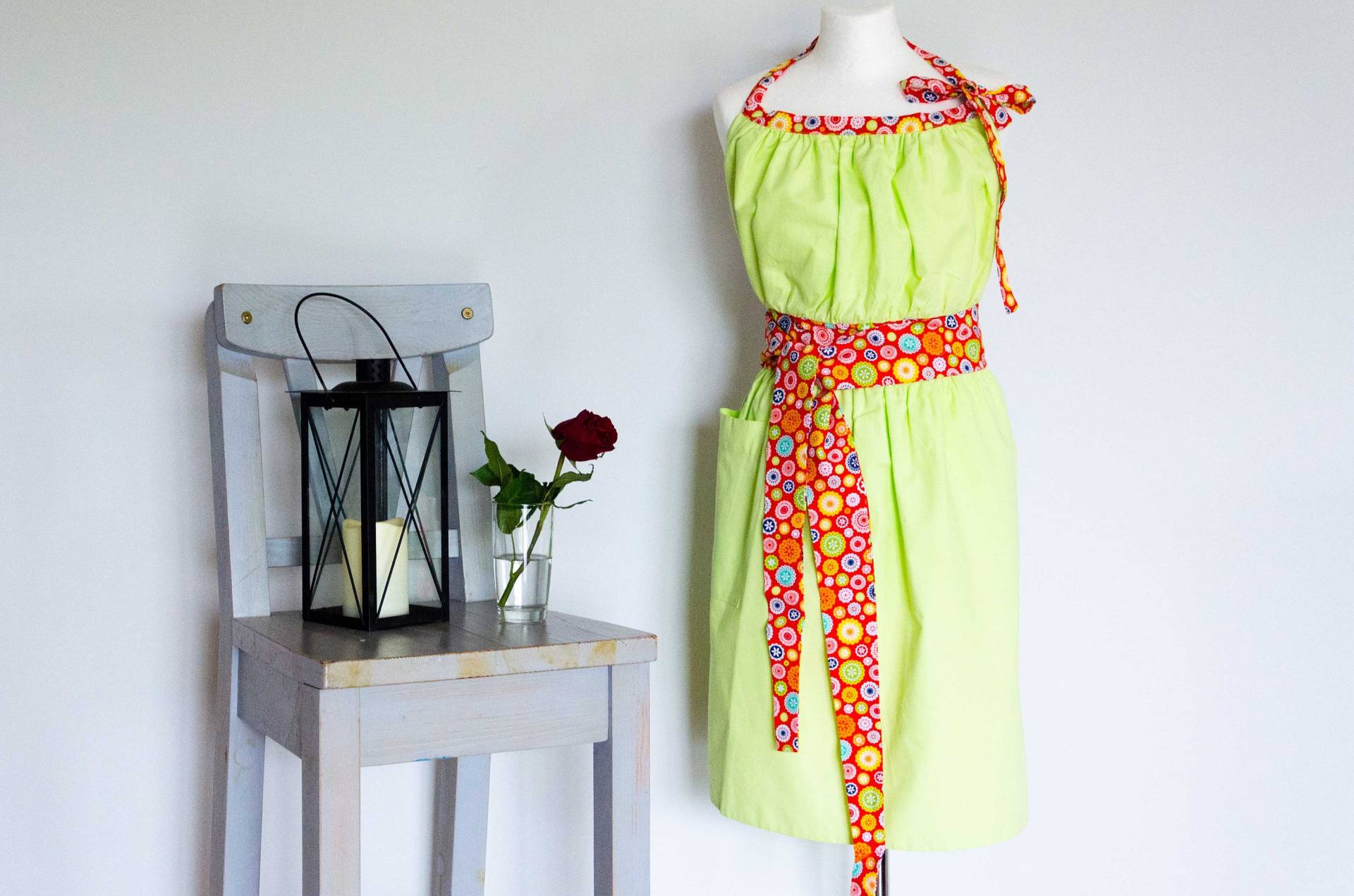 Hellgrün Volle Schürze Mit Einem Bunten Regenbogengürtel Für Frauen Hellgrün Volle Schürze Mit Einem Bunten Regenbogengürtel Für Frauen von Dillhandmade