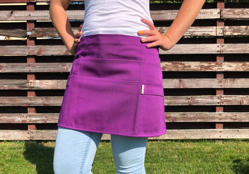 Lila Gartenschürze, Halbe Gartenschürze Mit Taschen, Werkzeugschürze Für Garten Oder Haus, Gärtnerschürze, Lehrerschürze, Floristenschürze von Dillhandmade