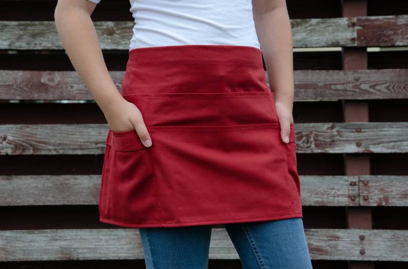 Rote Halbschürze Aus Baumwolle Garten-, Lehrer-, Oder Friseurschürze Mit Taschen von Dillhandmade