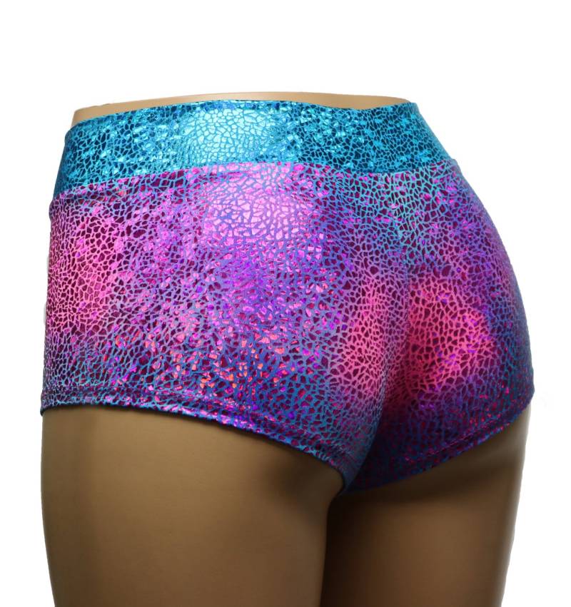 Türkis Und Pink Tie Dye Mosaik Booty Shorts. Mid Rise Frech von DillyDuds