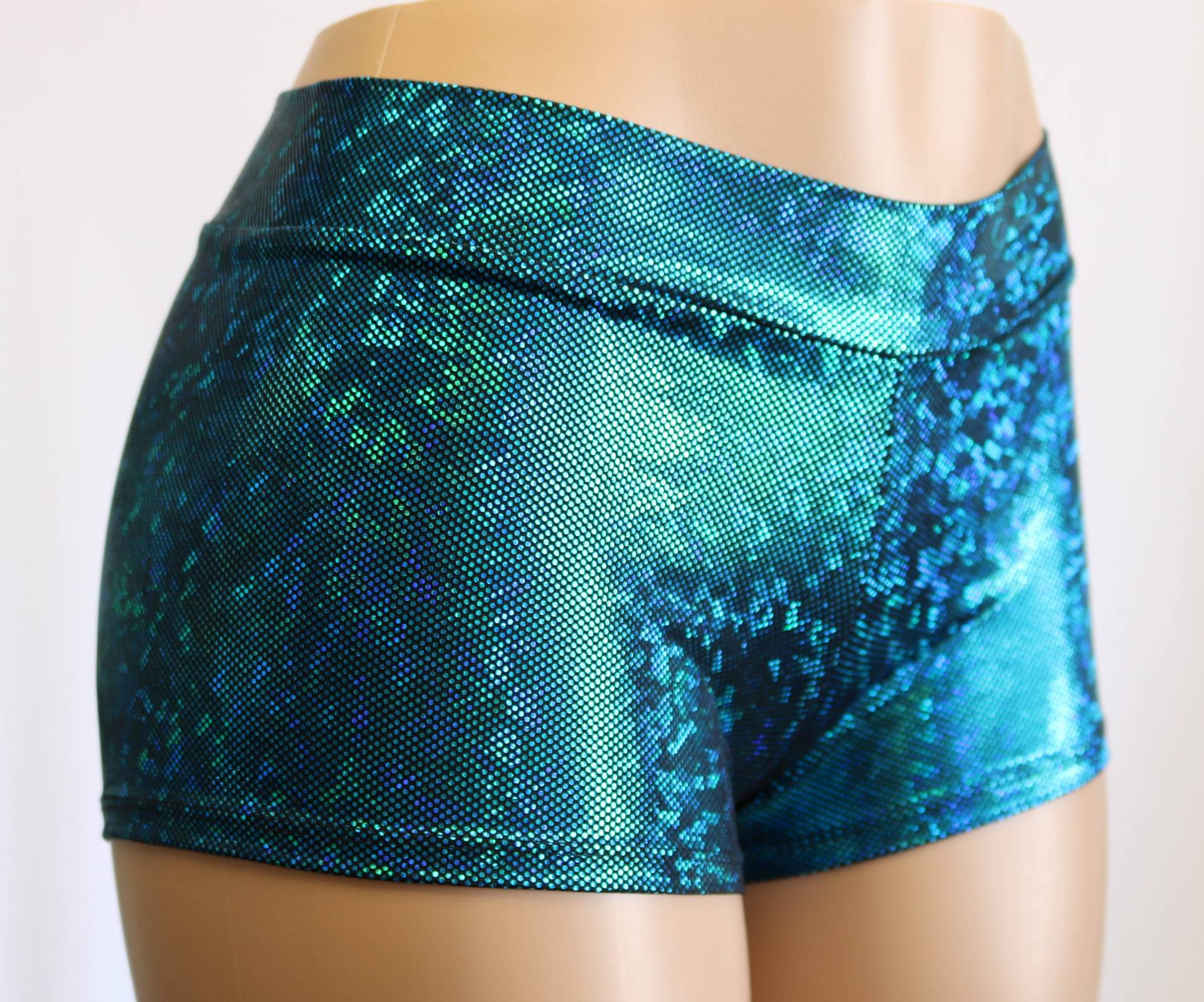 Türkis Und Schwarz Hologramm Spandex Mid Rise Booty Shorts von DillyDuds