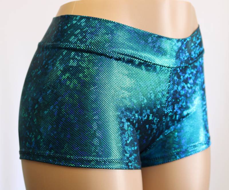 Türkis Und Schwarz Hologramm Spandex Mid Rise Booty Shorts von DillyDuds