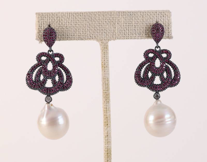 Lila Rubys Und Perle Ohrringe Mit Diamanten Lila Rubys Und Perle Ohrringe Mit Diamanten von Dimeldi