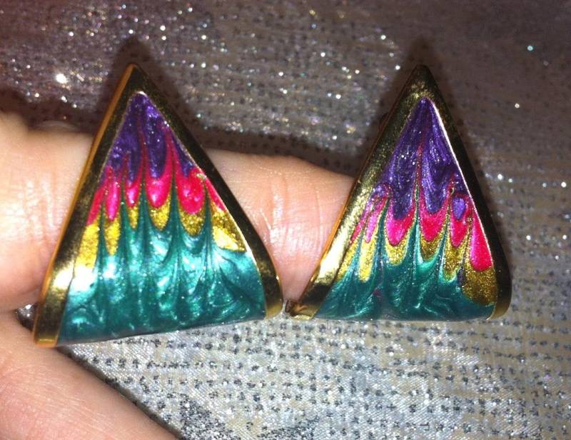 1980Er Jahre Dreieckige Ohrstecker Aus Emaille in Regenbogenfarben - Art Deco Sehr Leicht 1980Er Jahre Dreieckige Ohrstecker Aus Emaille in Regenbogenfarben - Art Deco Sehr Leicht von DimensionalChainz