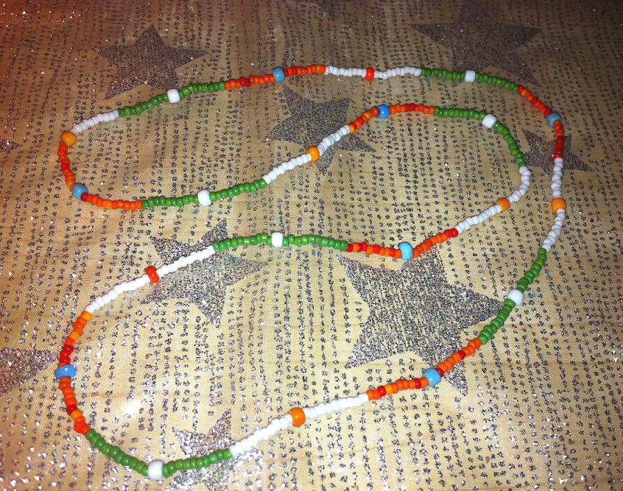 28" Weiße/Orange/Grüne Stretch-Rocailles-Halskette Oder Armband 28" Weiße/Orange/Grüne Stretch-Rocailles-Halskette Oder Armband von DimensionalChainz