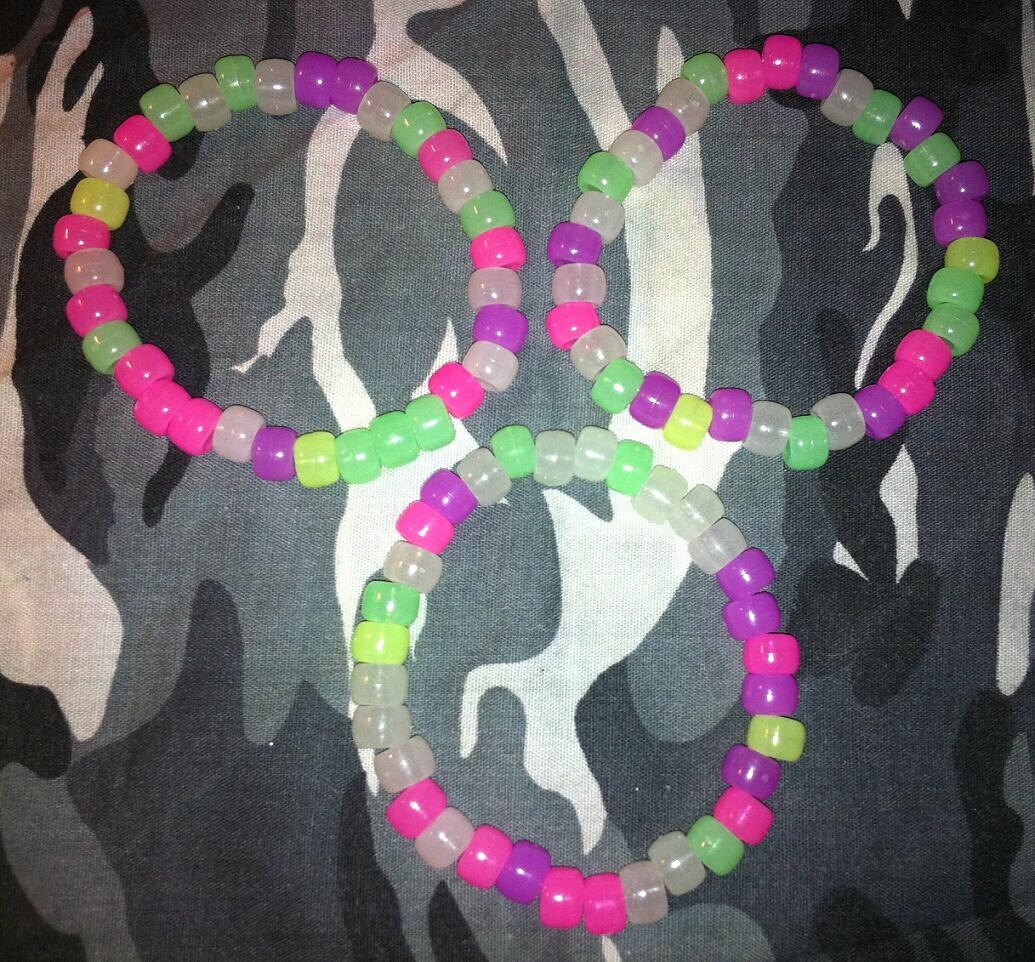 Glow in The Dark Pony Bead Stretch Armbänder, Sets Von Drei Anime Club Freundschaft Kandy Trance Glow in The Dark Pony Bead Stretch Armbänder, Sets Von Drei Anime Club Freundschaft Kandy Trance von DimensionalChainz