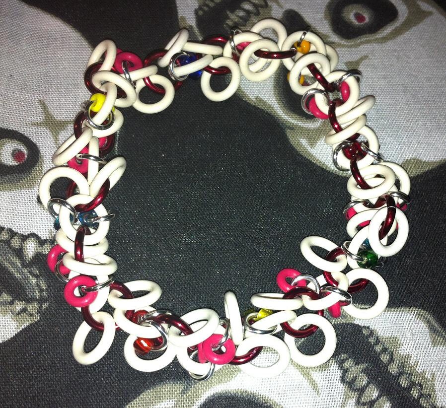 Stretch Chainmaille Armbänder Mit Rocailles Perlen Im Shaggy Stil Stretch Chainmaille Armbänder Mit Rocailles Perlen Im Shaggy Stil von DimensionalChainz