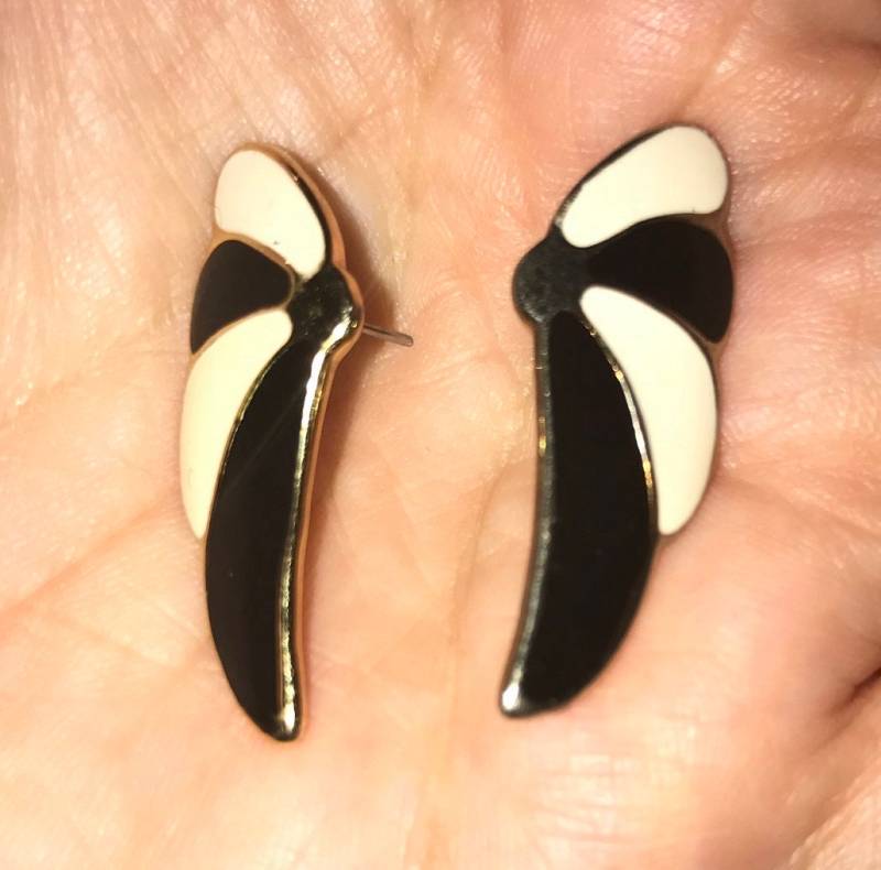 Vintage 1980Er Jahre Emaille Schwarz & Elfenbein Flügelförmige Post Ohrringe Boho Art Deco Sehr Leicht Vintage 1980Er Jahre Emaille Schwarz & Elfenbein Flügelförmige Post Ohrringe Boho Art Deco Sehr Leicht von DimensionalChainz