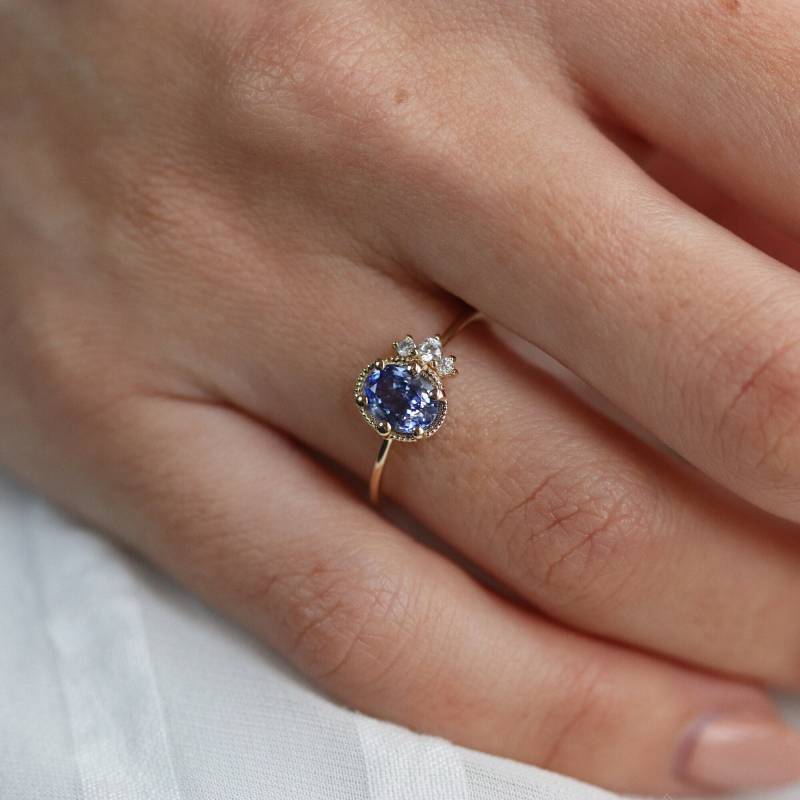 14K Gold Blauer Saphir Ring Oval Lünette Verlobungsring, Diamant Akzente von DinaJewelryShop