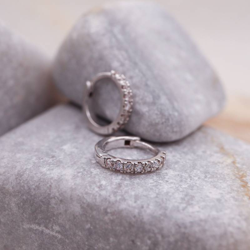 Zierliche 14K Weißgold Huggie Ohrringe Diamant Creolen von DinaJewelryShop