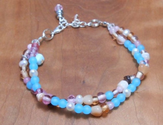 Blaues Armband, Meer Glas Schmuck, Perle Edelstein Armband - Strand-Stil von DinaMichelleJewelry