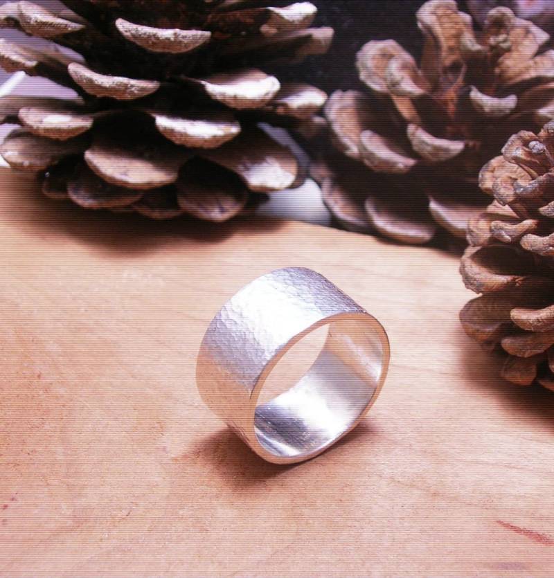 Breite Gehämmert Silber Wellen Band Ring-Einzigartige Sterling - Ring-Boho Ring von DinaMichelleJewelry