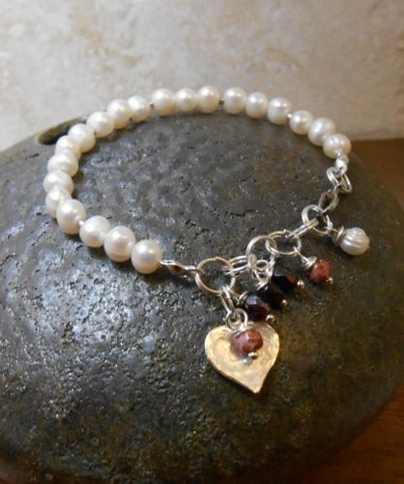 Charme Und Perle Armband, Sterling Silber, Weiße Perle, Handgemachte Armband von DinaMichelleJewelry