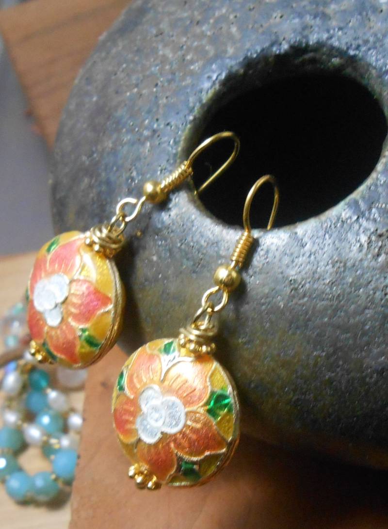 Floral Cloisonné Und Gold Ohrringe von DinaMichelleJewelry