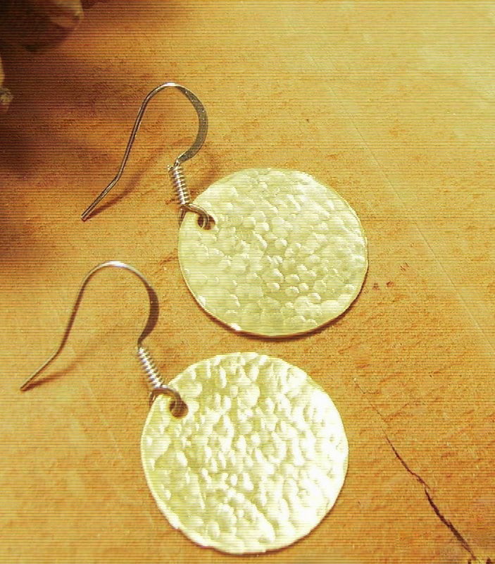Geschmiedet Und Strukturierte Messing Scheibe Ohrringe von DinaMichelleJewelry