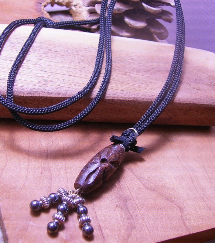 Hand Geschnitzt Dunkles Holz Und Schwarz Leder Anhänger-Herren Schmuck -Geschenk-Idee Für Männer - Eco Friendly-Holz Halskette-Erdigschmuck-Lange von DinaMichelleJewelry