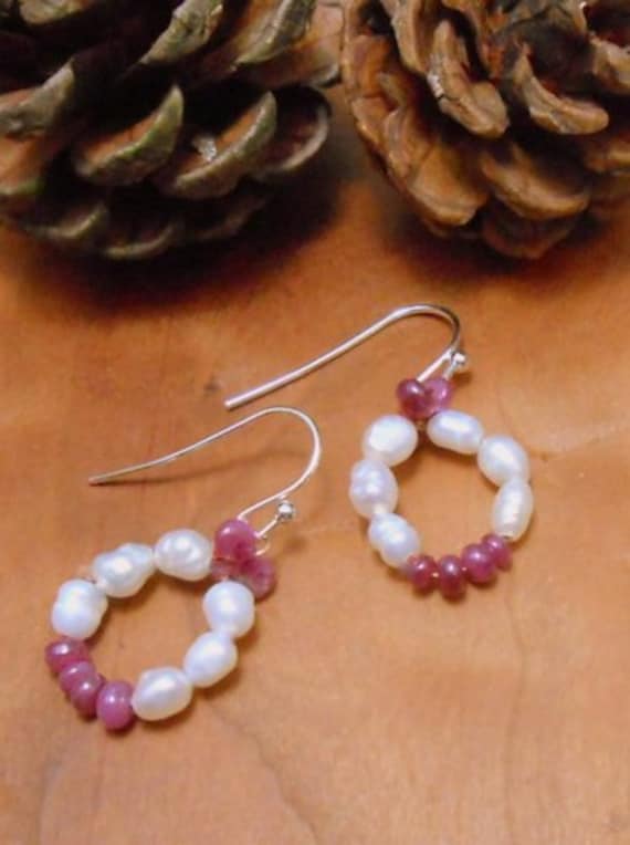 Kleine Perligen Rubin Kranz Ohrringe-Perle Ohrringe-Kostbare Edelstein Earringsheart Jewelry-Valentine Tag von DinaMichelleJewelry