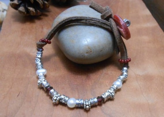 Leder & Silber Geschnitzter Harmonie Perlen Armband - Boho Chic-Rustikal Schmuck-stapelbar von DinaMichelleJewelry