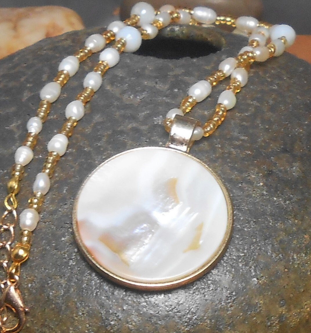 Perlmutt Halskette - 18K Gold Fill & Weiß Weiße Perlenkette Anhänger von DinaMichelleJewelry